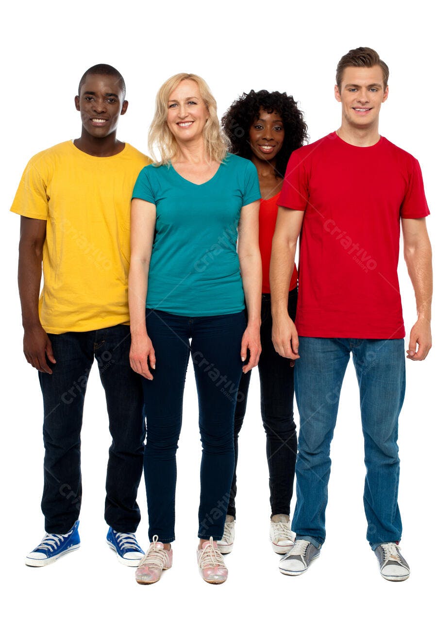 Grupo diverso sorrindo em fundo branco