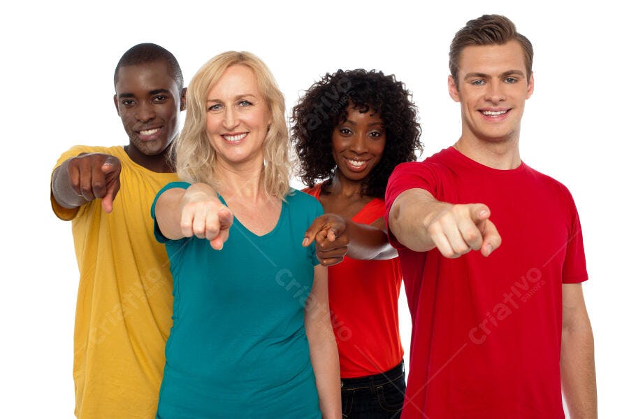 Grupo diverso apontando para câmera fundo branco