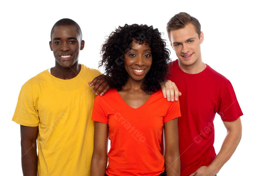 Três amigos sorrindo juntos fundo branco