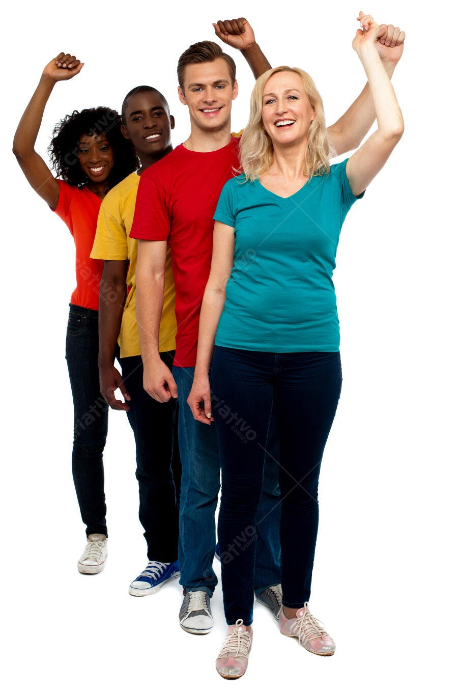 Grupo diverso comemorando com braços levantados