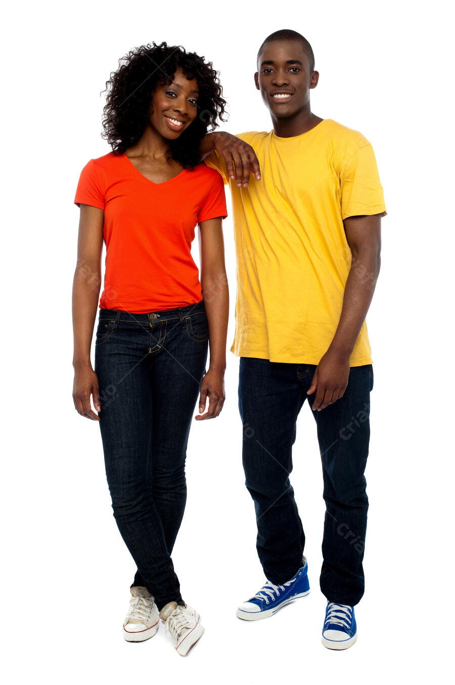 Casal jovem sorrindo fundo branco