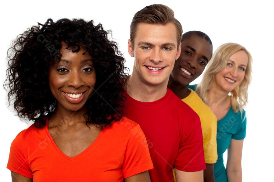 Grupo diverso sorrindo com camisetas coloridas