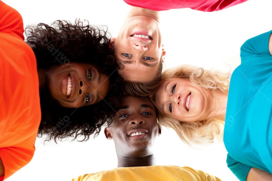 Grupo diverso de amigos sorrindo juntos