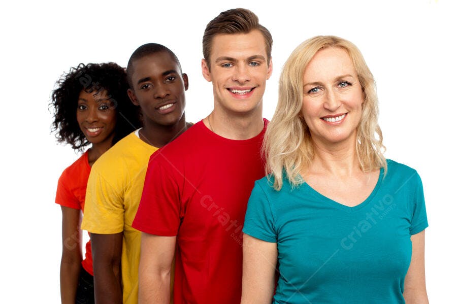 Grupo diverso sorrindo em camisetas coloridas