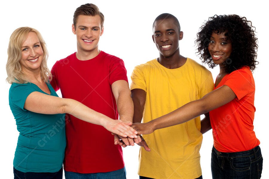 Grupo diverso juntando mãos sorrindo
