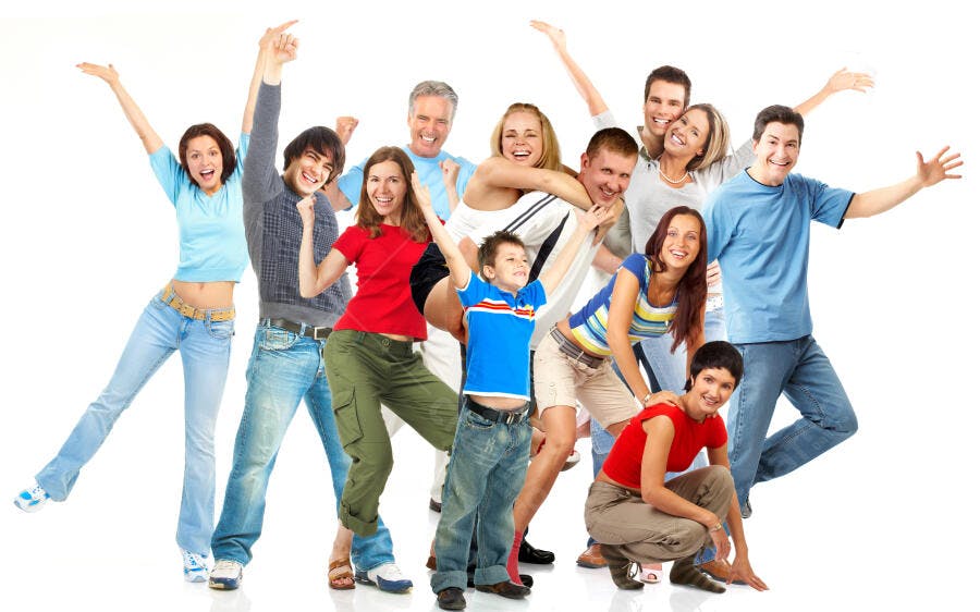 Grupo de pessoas felizes e diversas em fundo branco
