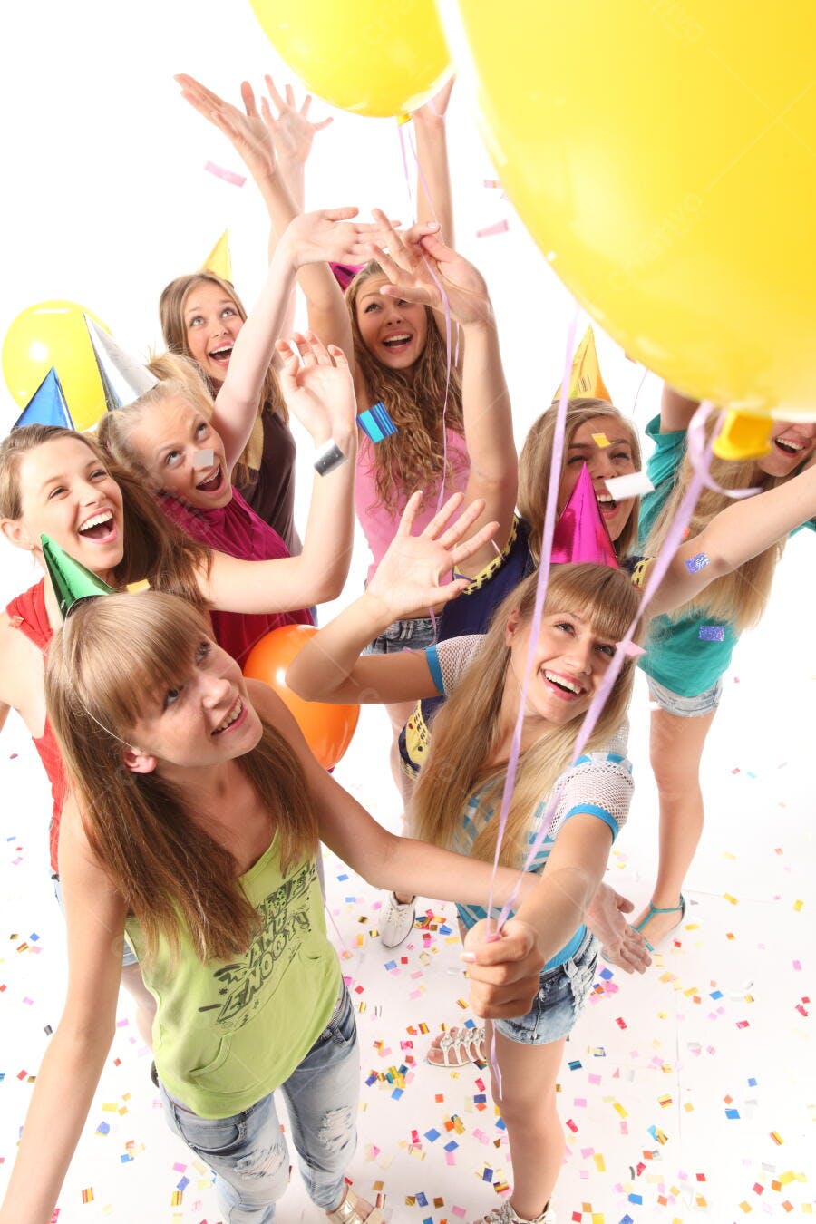 Amigas festejando com balões e confete