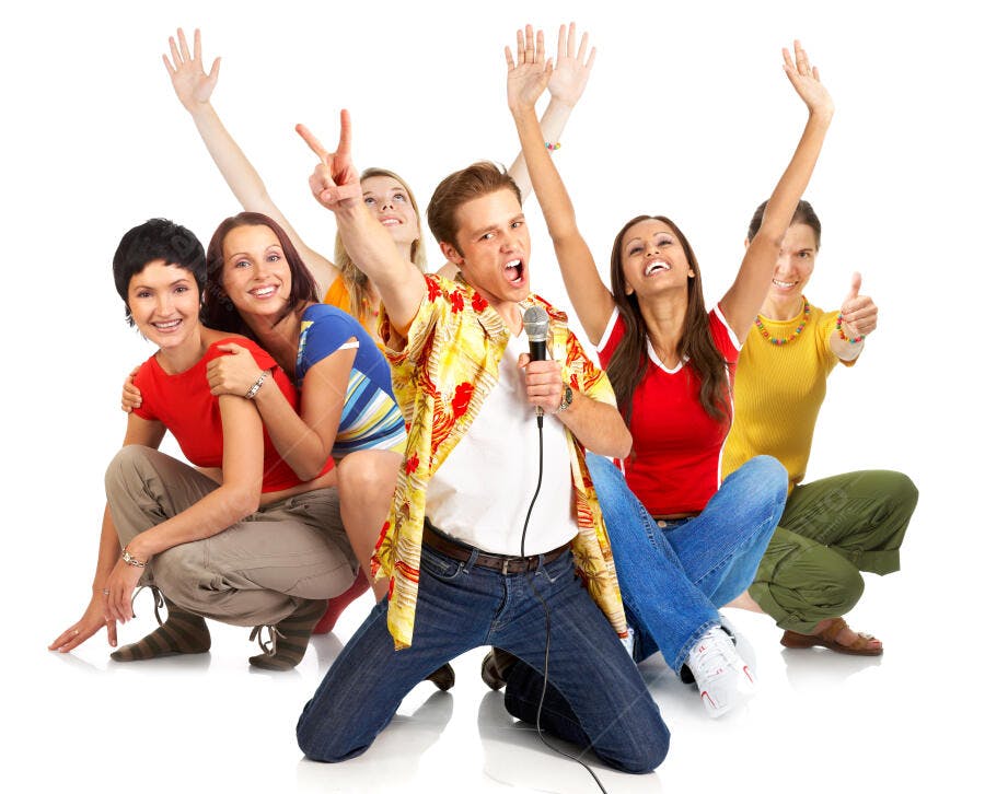 Grupo cantando karaoke com microfone