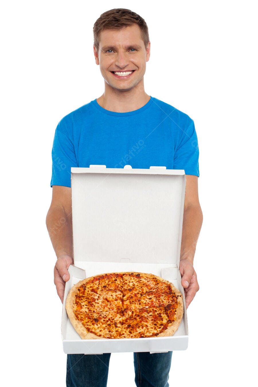 Homem sorridente entrega pizza de queijo