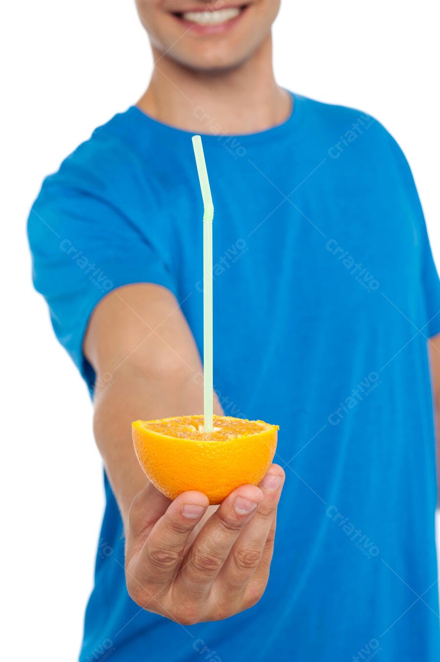 Laranja com canudo na mão