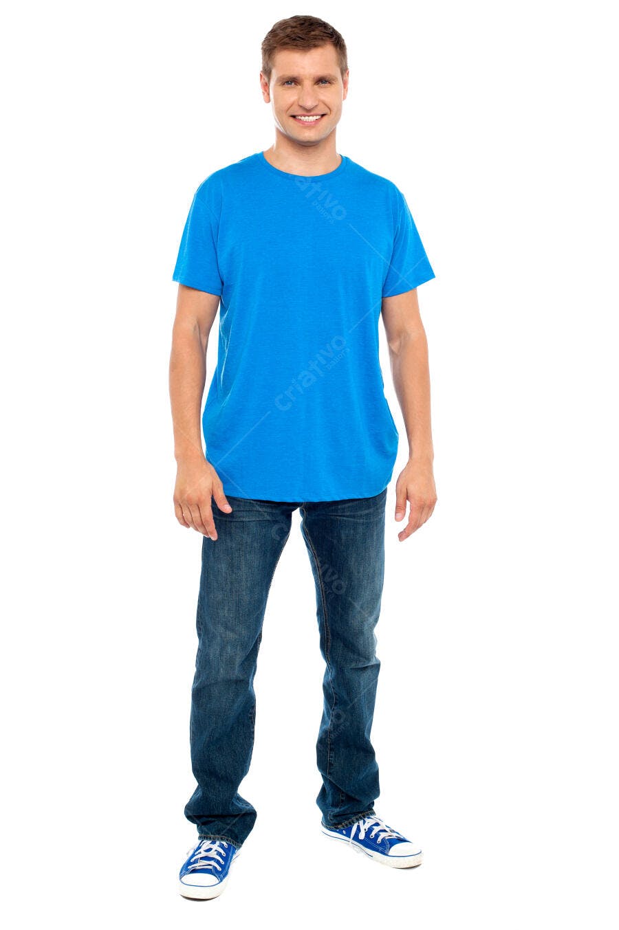 Homem sorridente usando camiseta azul e jeans