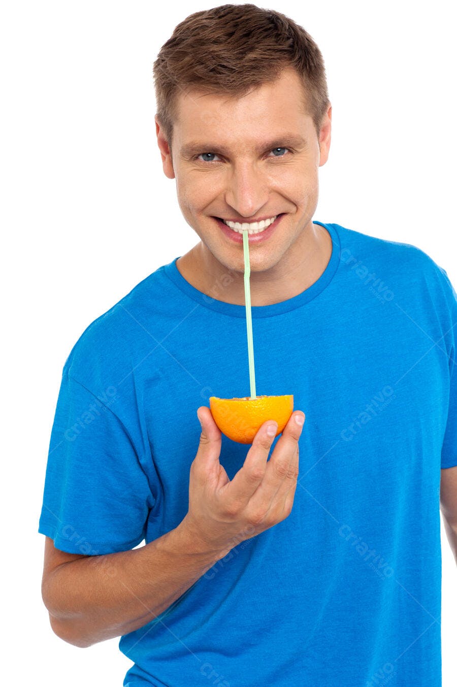 Homem bebendo suco de laranja com canudo