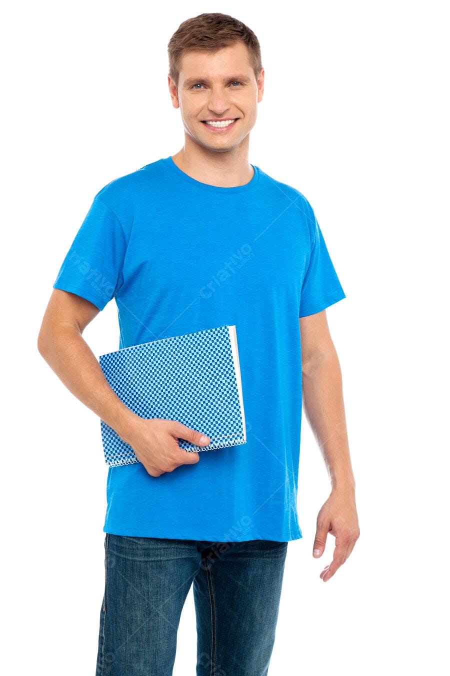 Homem sorridente segurando caderno azul