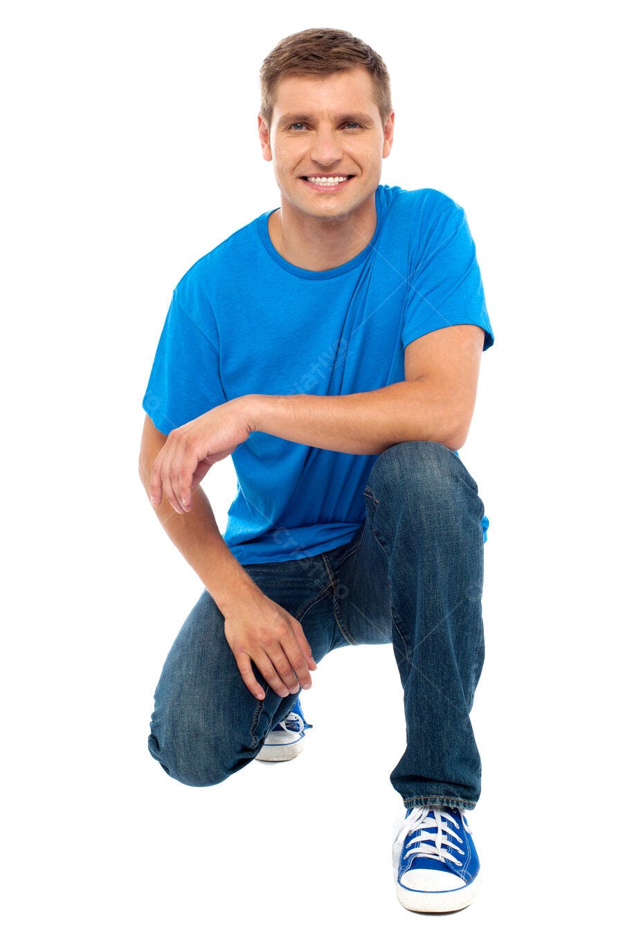 Homem sorrindo agachado fundo branco