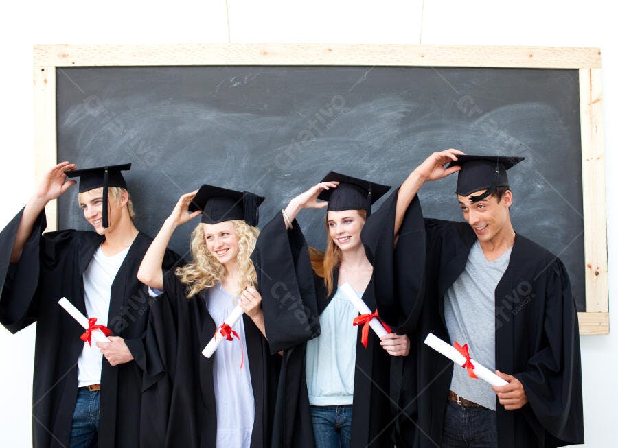 Formandos felizes com diplomas e beca
