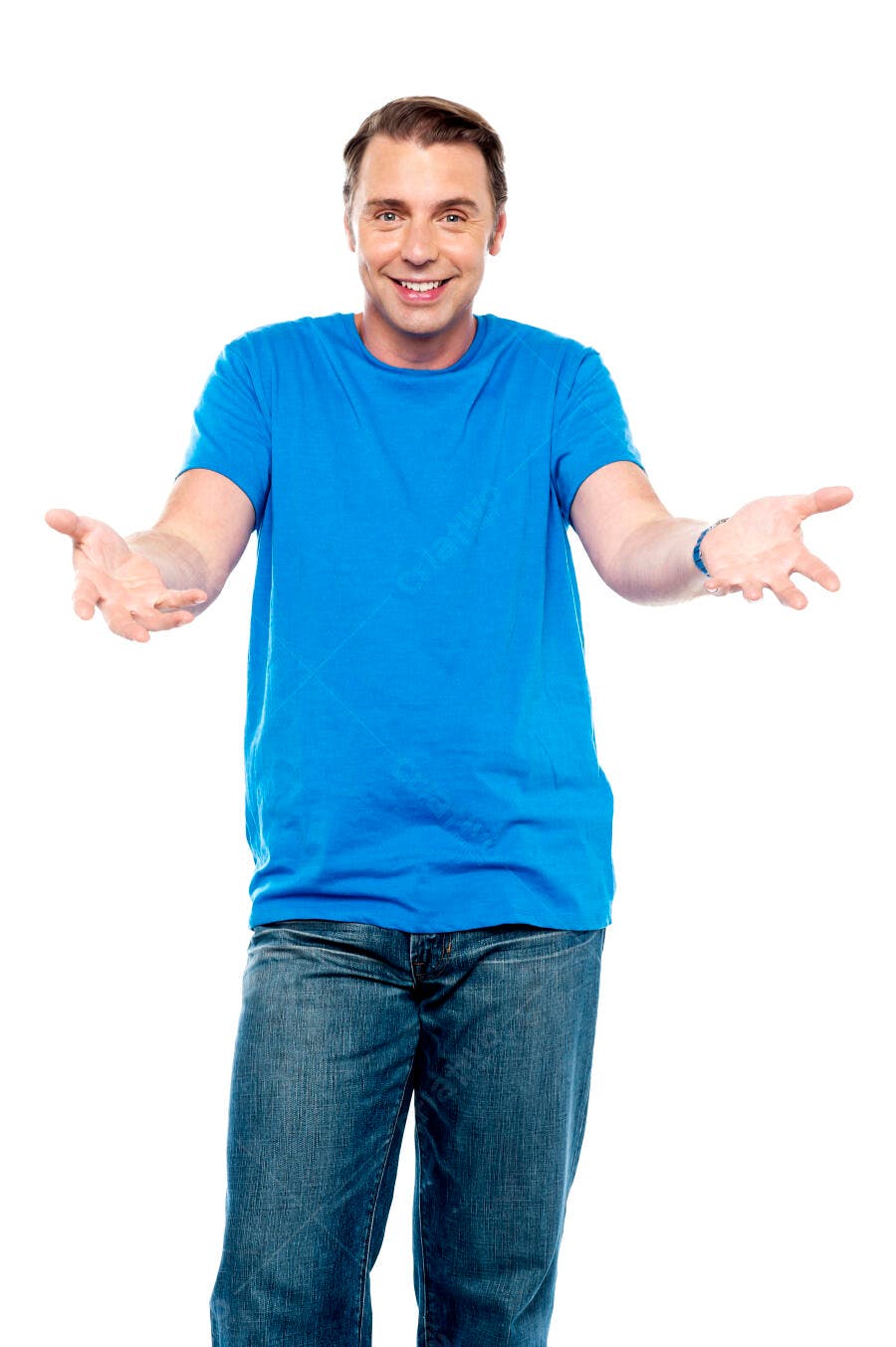 Homem alegre com braços abertos