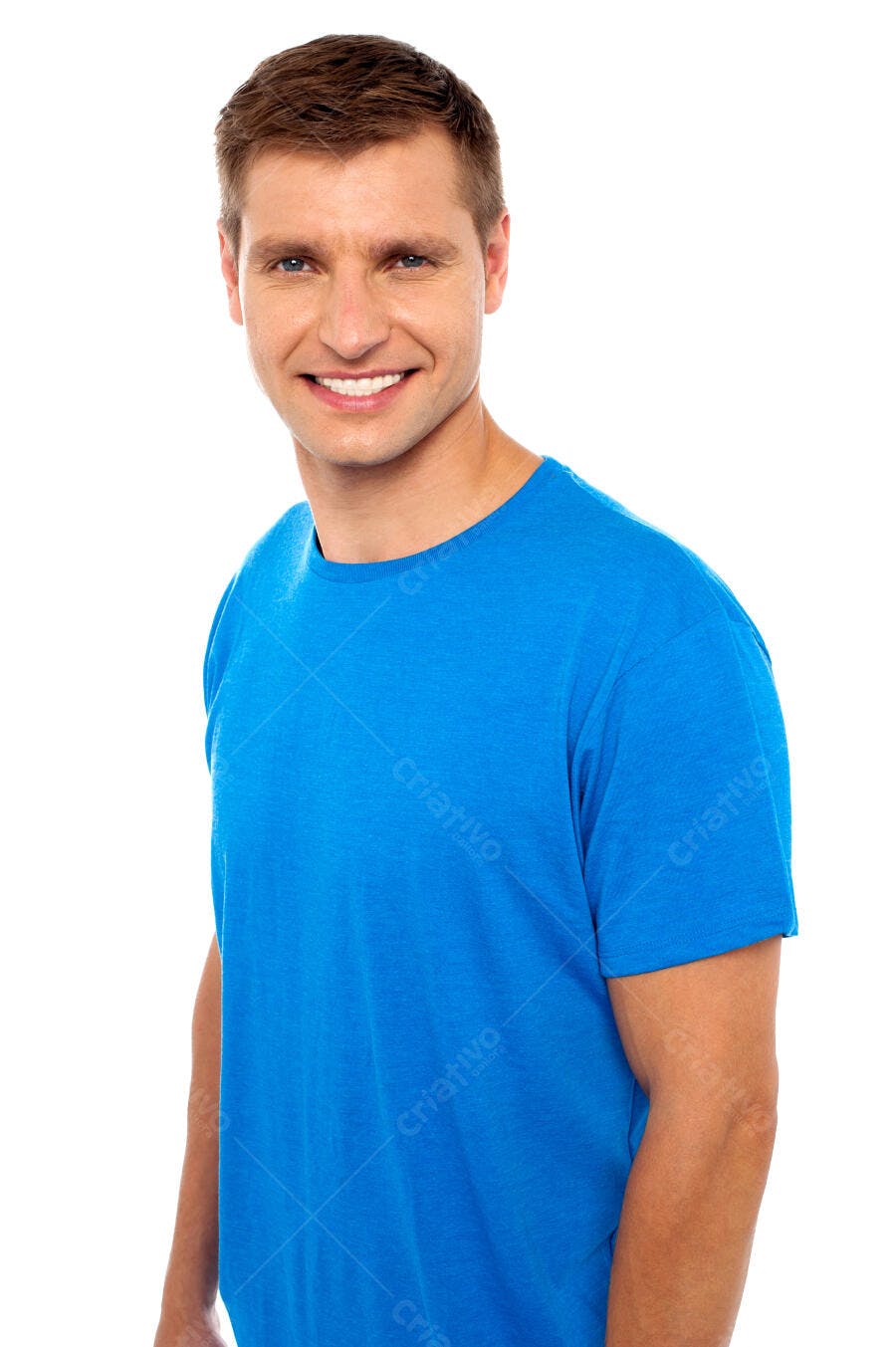 Homem sorrindo camiseta azul fundo branco