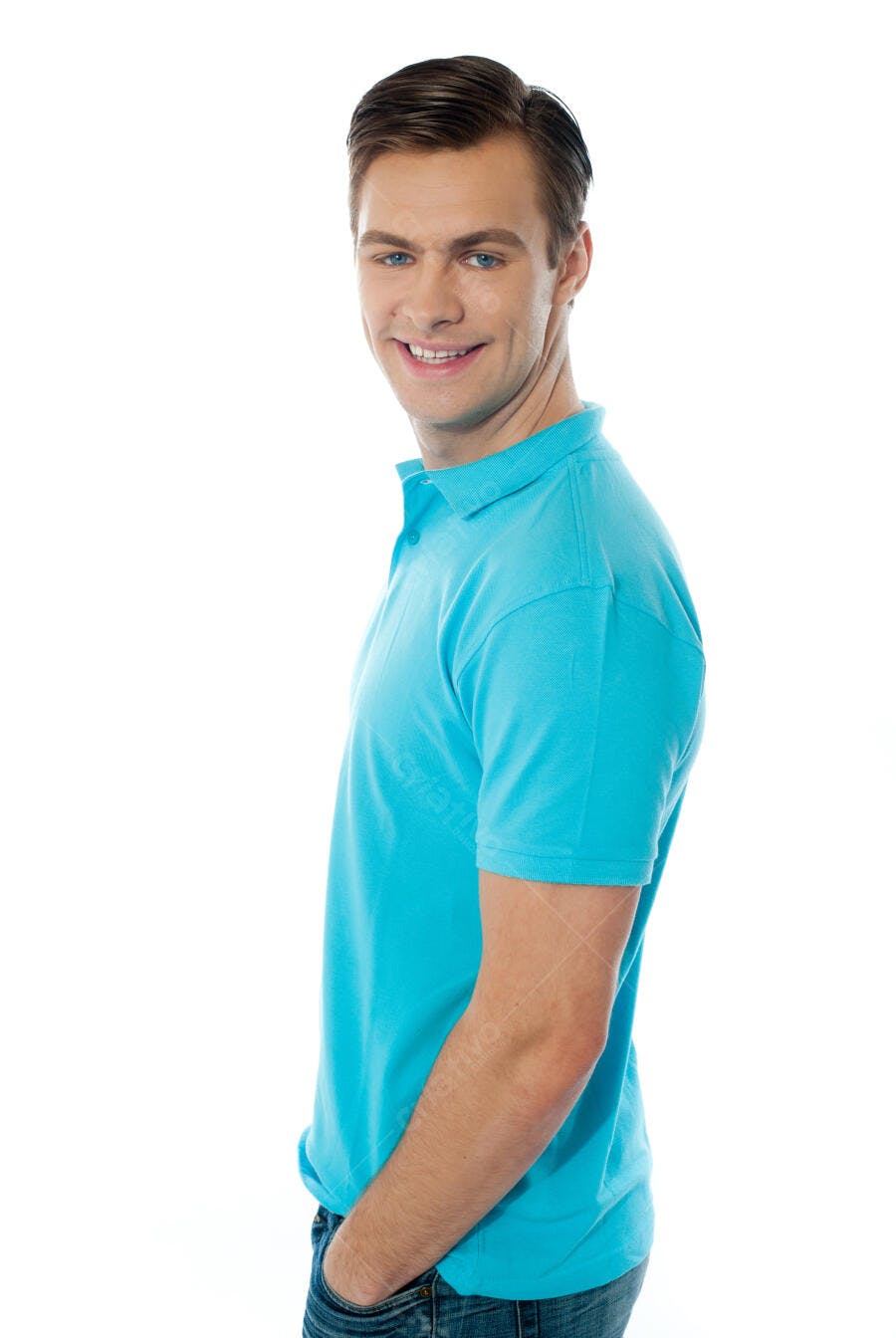 Homem sorrindo camisa azul claro fundo branco