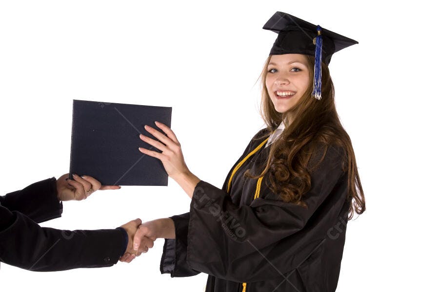 Formanda recebendo diploma com sorriso