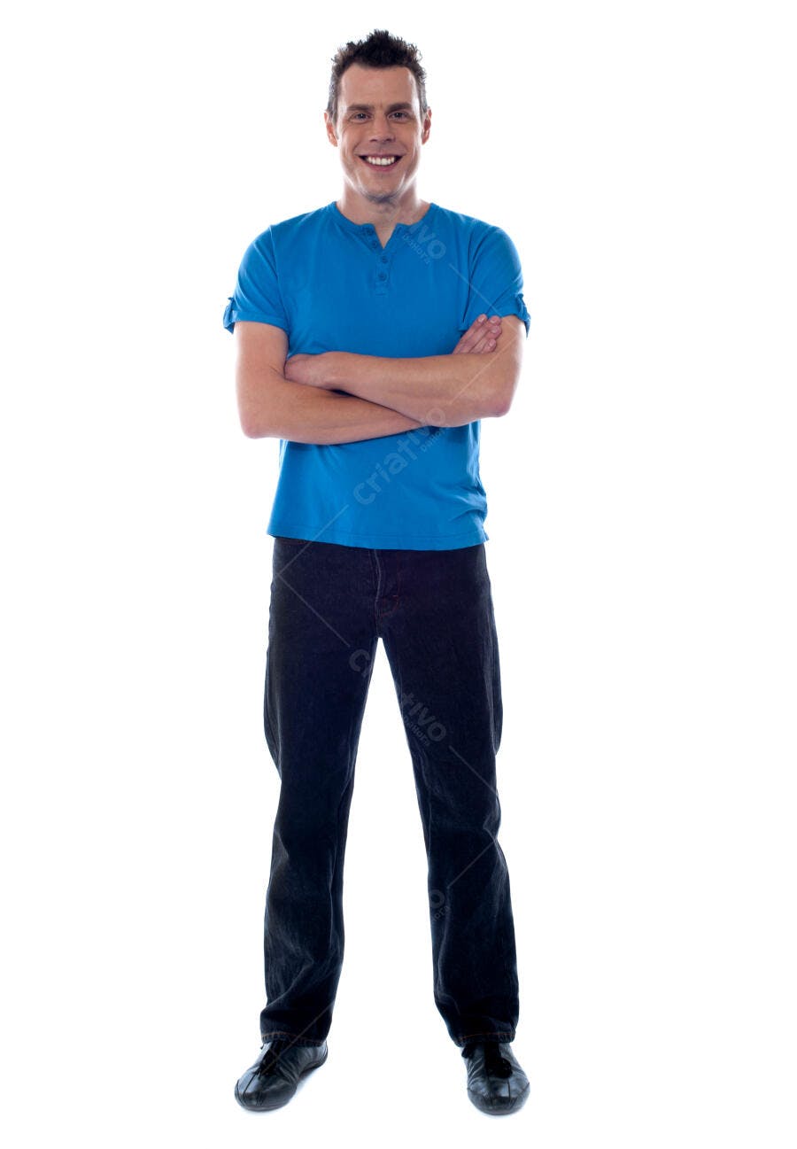 Homem sorrindo com braços cruzados fundo branco