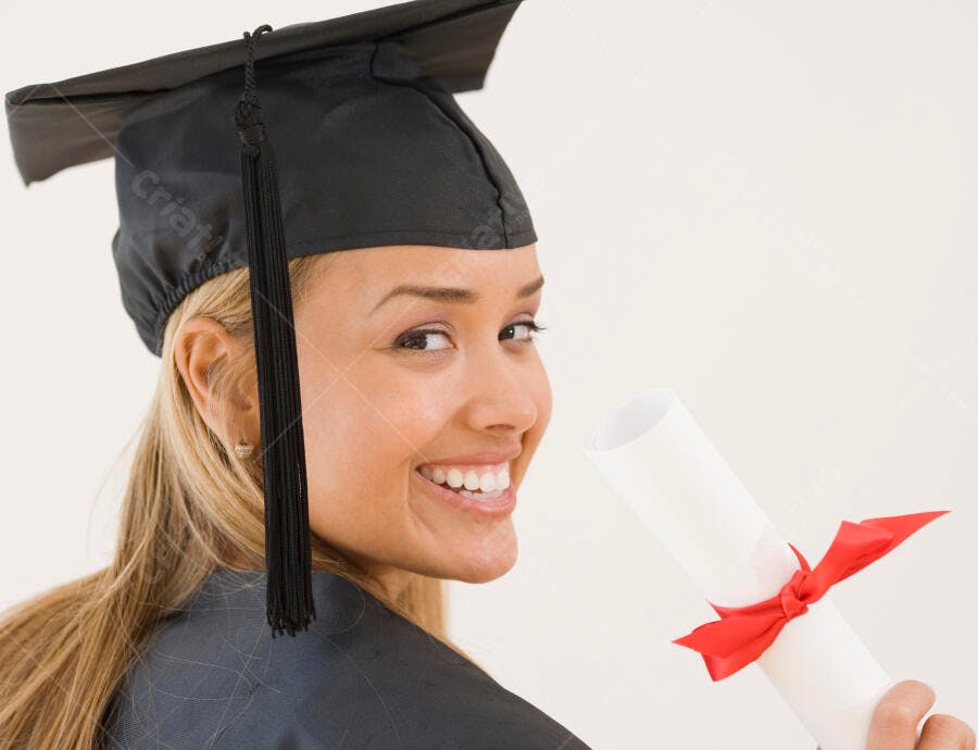 Formanda hispânica segurando diploma