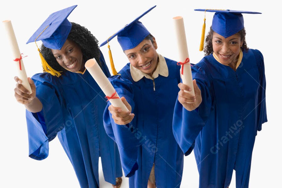 Formandas felizes com diplomas
