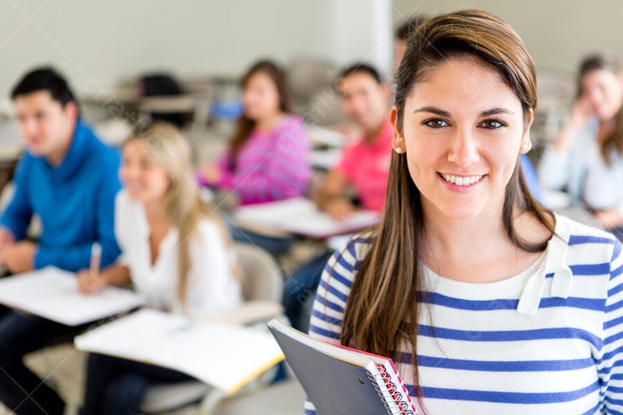 Estudante sorridente em sala de aula