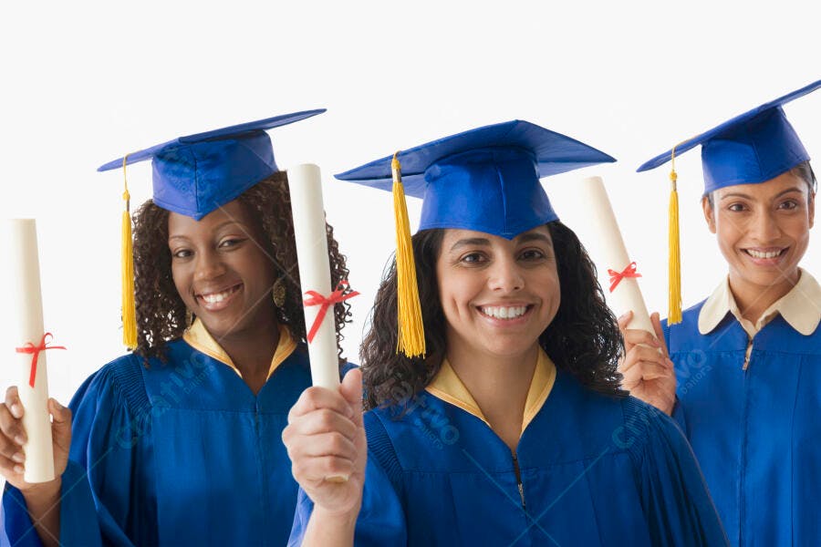 Formandas felizes com diplomas