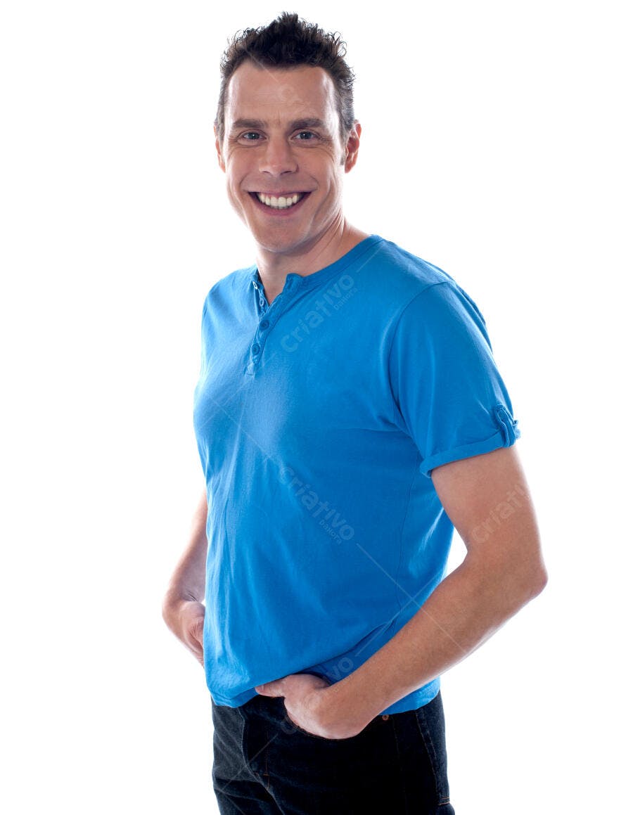 Homem sorrindo camiseta azul fundo branco