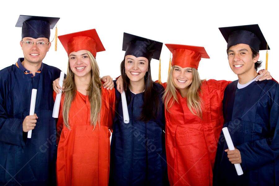 Formandos felizes com diplomas em mãos