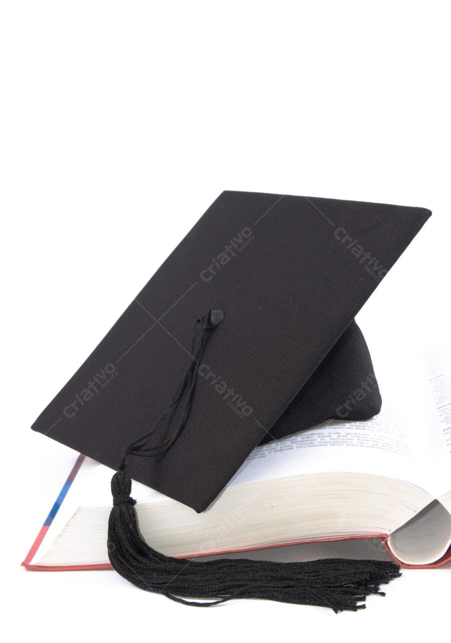 Capelo de formatura sobre livro