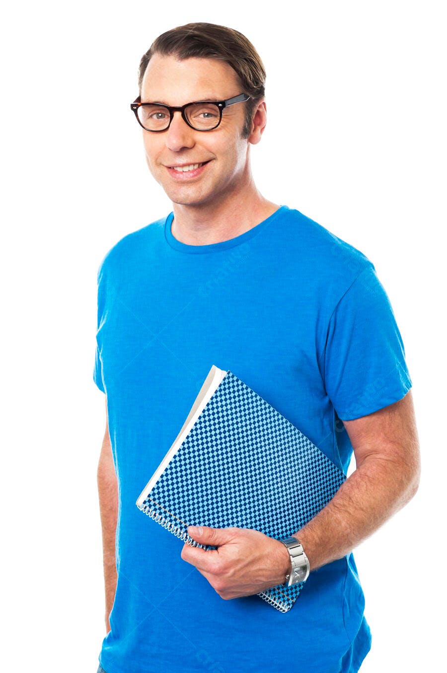 Homem sorrindo com caderno azul
