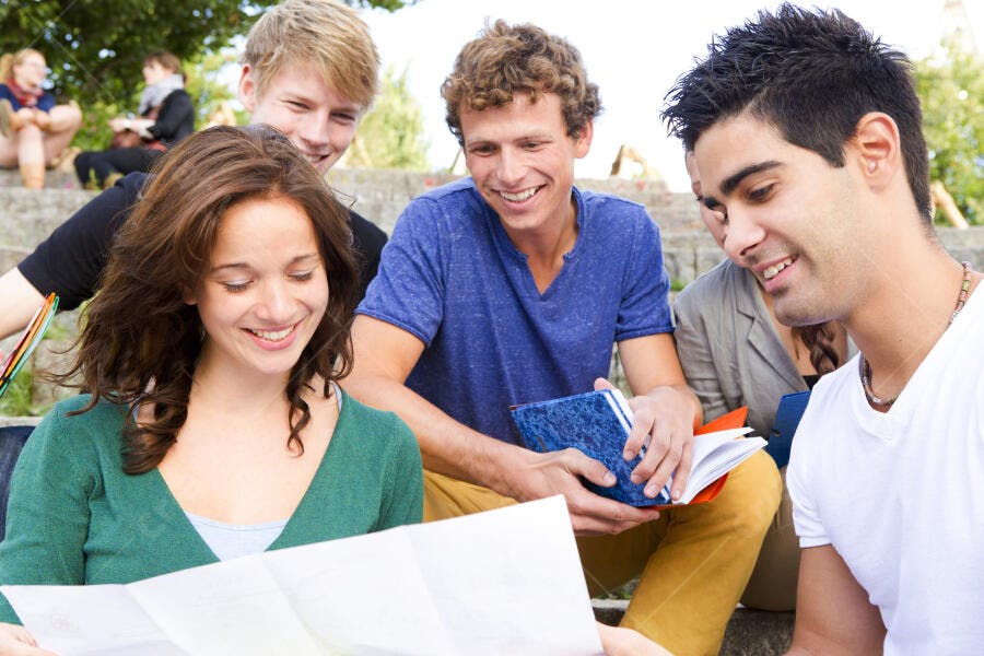Estudantes universitários estudando juntos ao ar livre