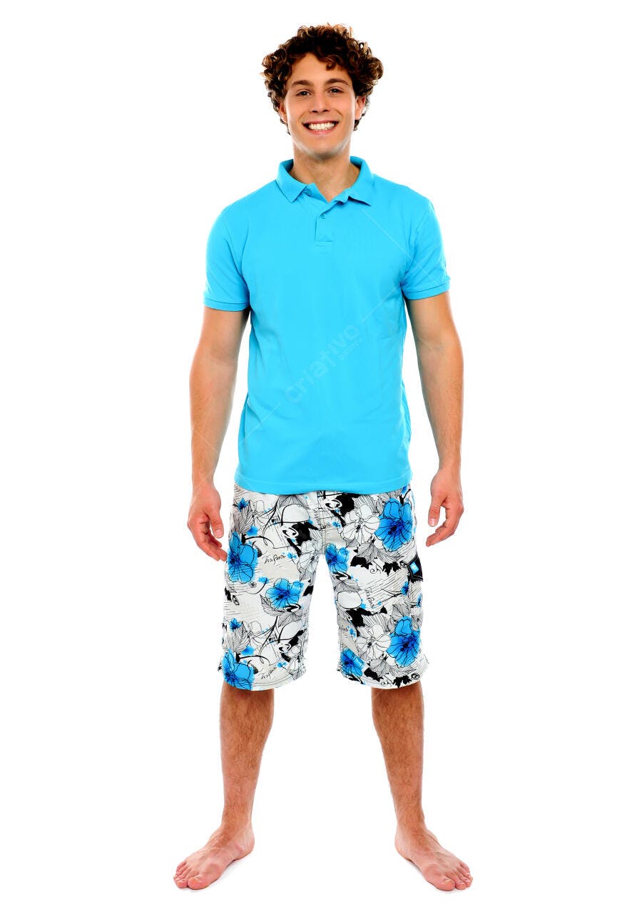 Homem sorrindo roupa verão fundo branco