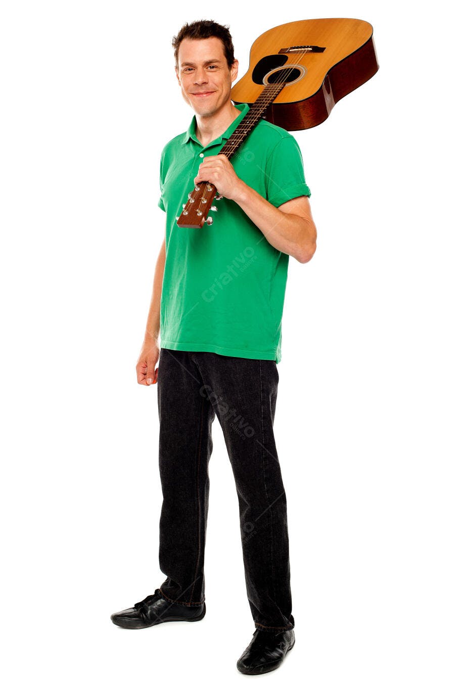 Homem com violão no ombro sorrindo