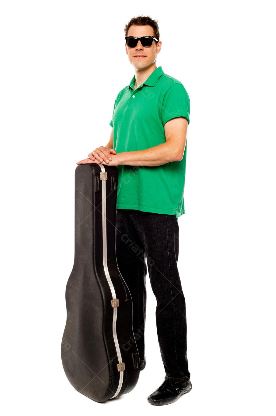 Homem com guitarra em estojo fundo branco