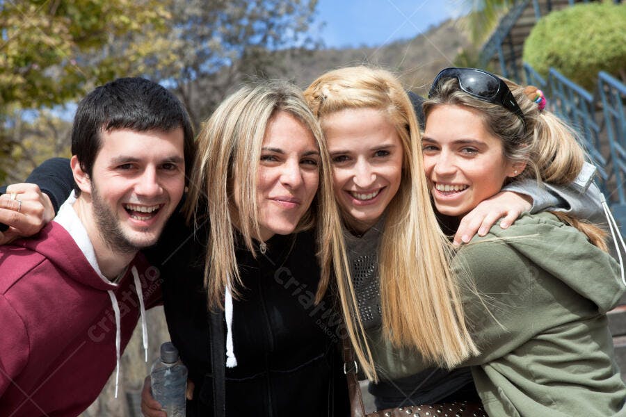 Amigos sorrindo juntos ao ar livre