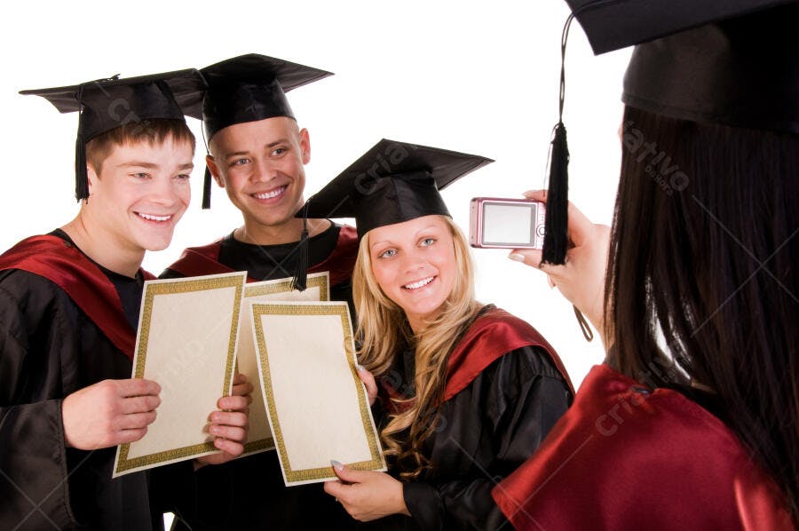 Formandos felizes com diplomas