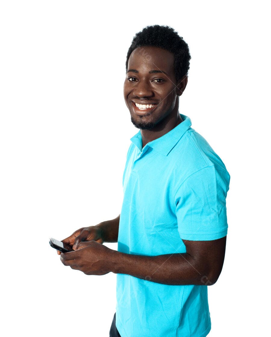 Homem negro sorridente usando celular