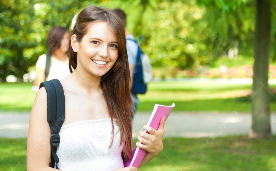 Estudante sorridente em parque universitário