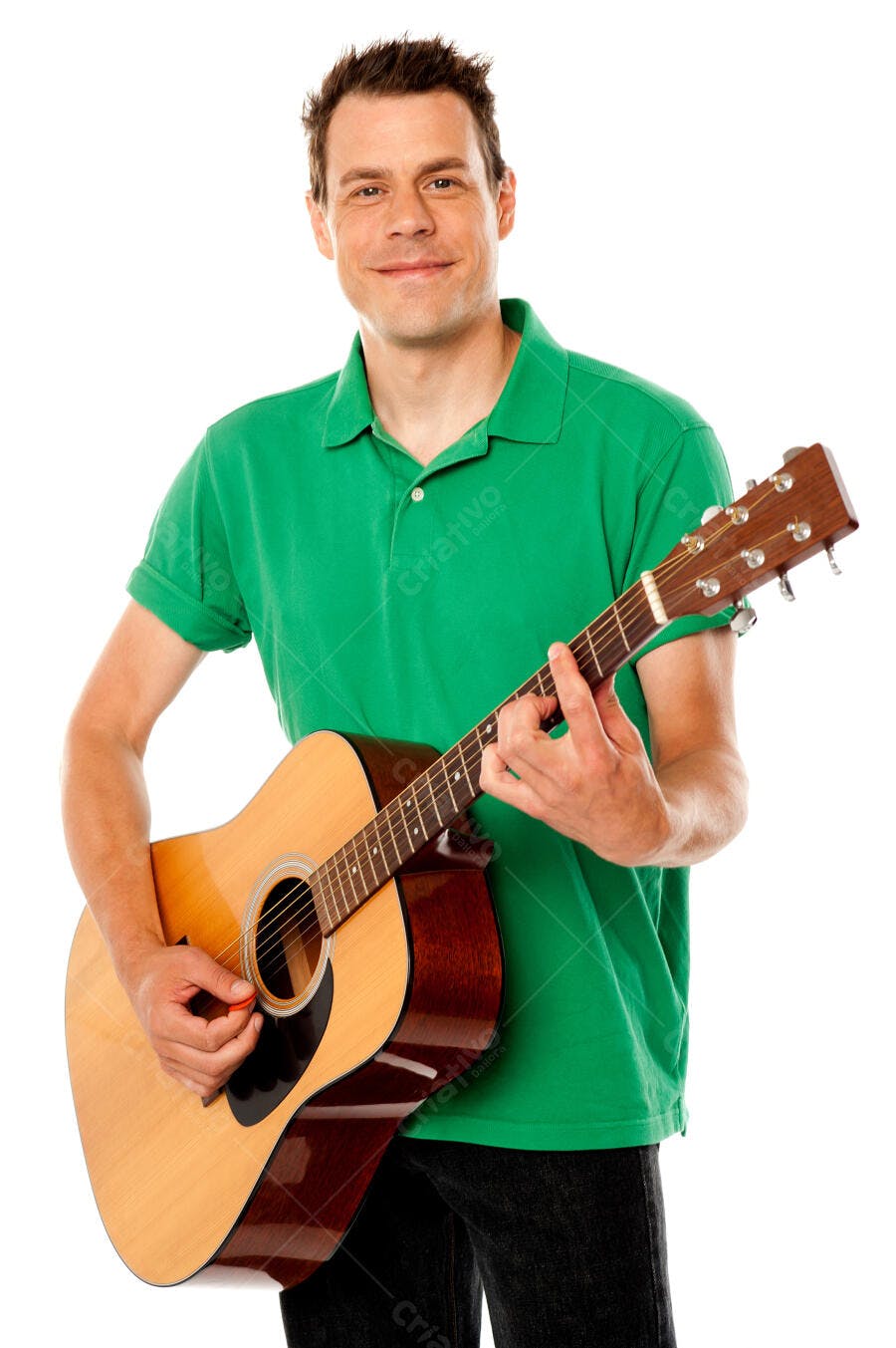 Homem tocando violão acústico sorrindo
