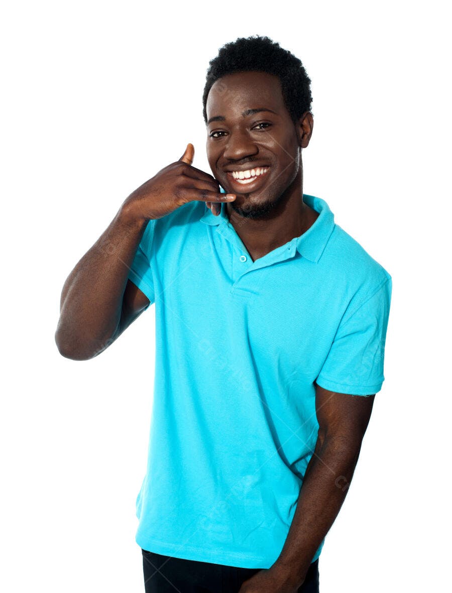 Homem negro sorridente fazendo gesto de telefone