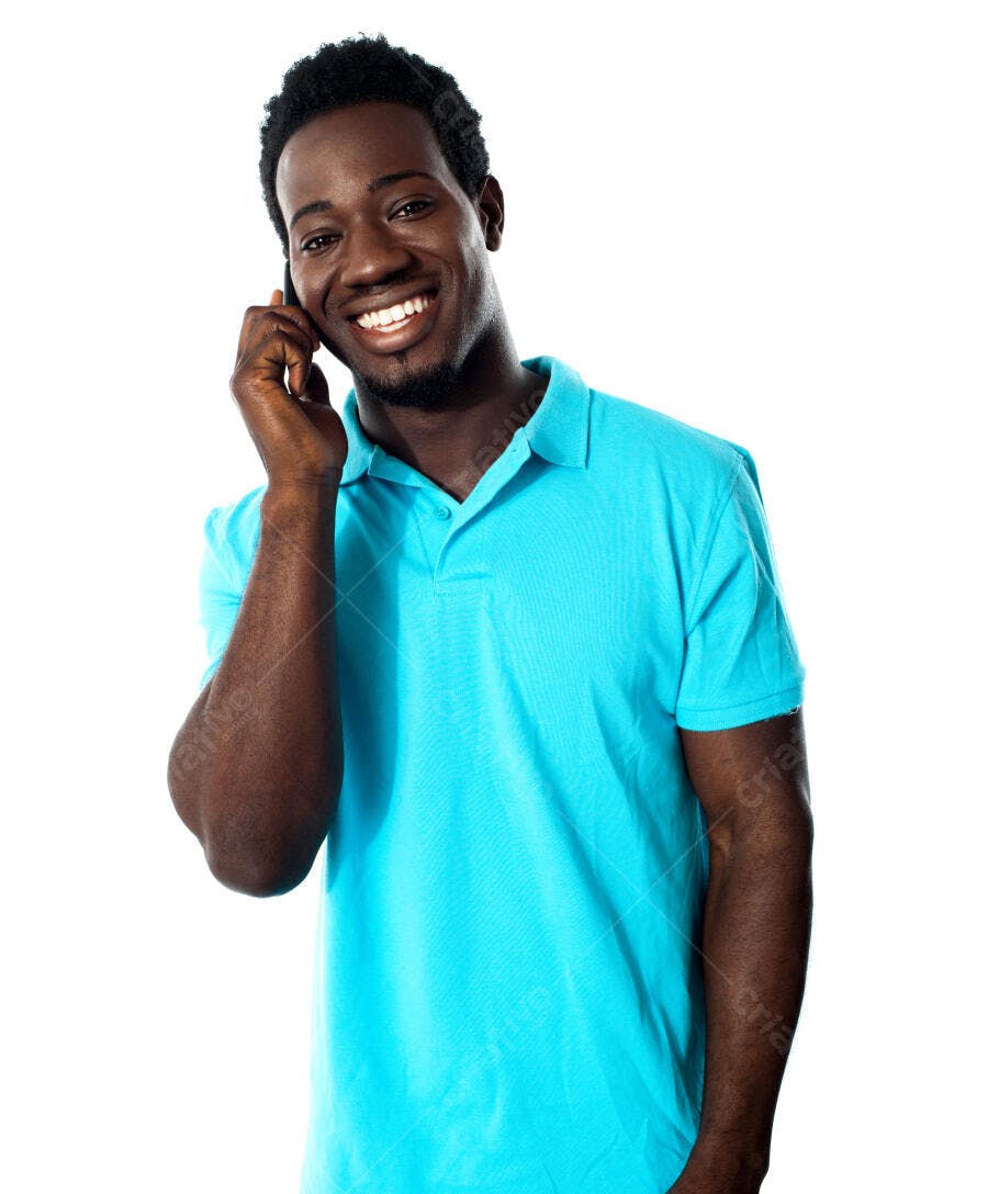 Homem negro sorrindo ao telefone celular