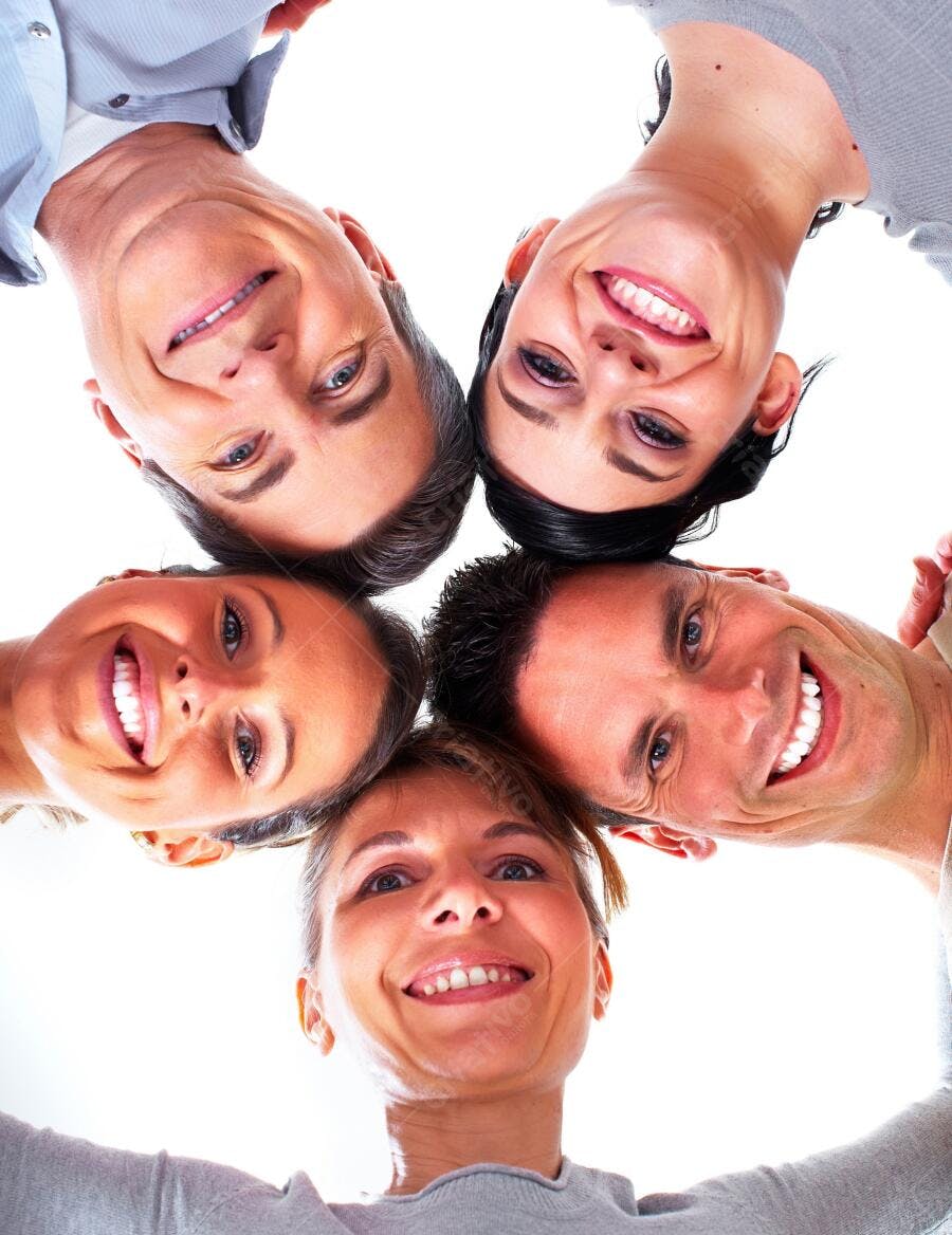 Grupo de amigos sorrindo juntos