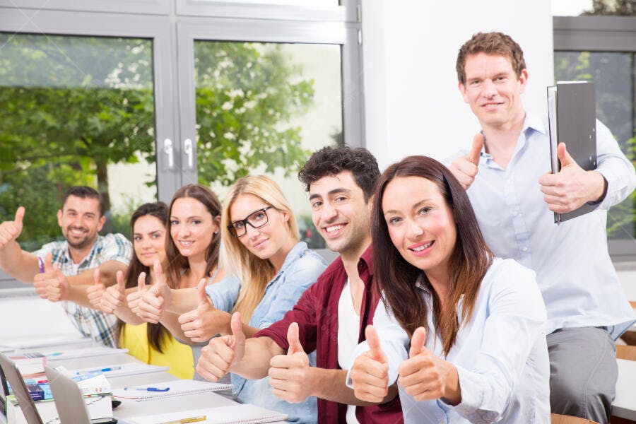 Grupo de estudantes mostrando o polegar para cima