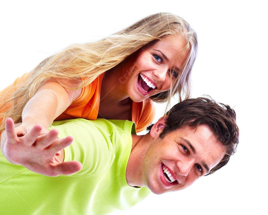Casal jovem feliz brincando juntos