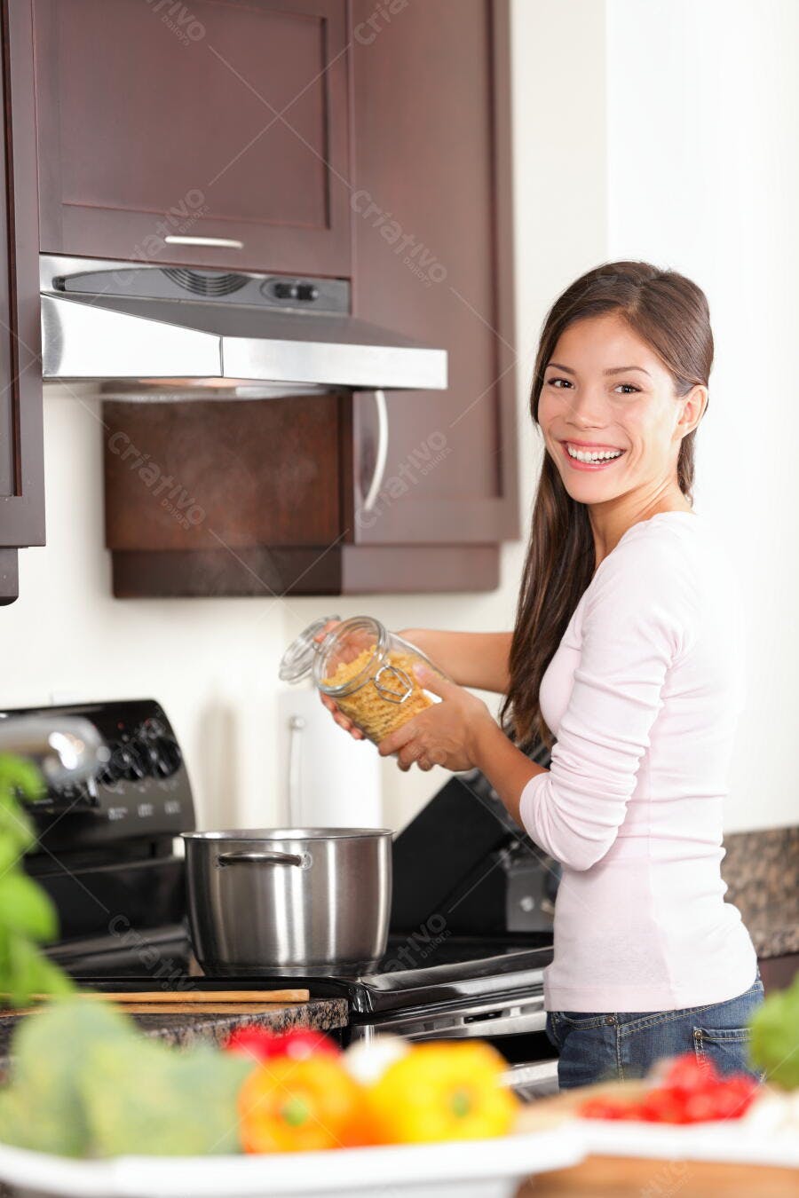 Mulher preparando macarrão na cozinha
