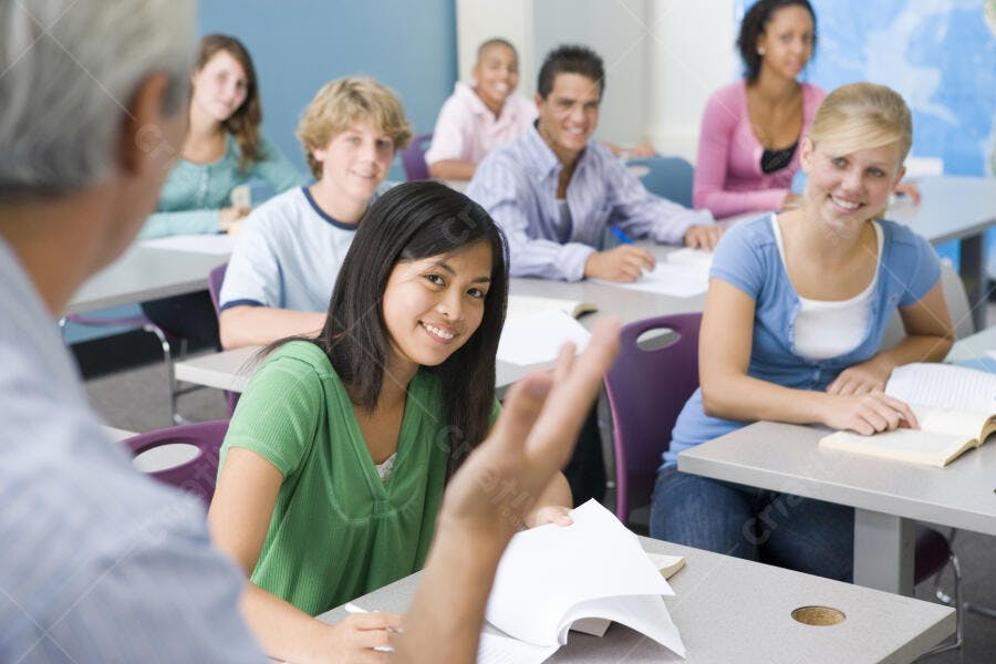 Professora e alunos em sala de aula