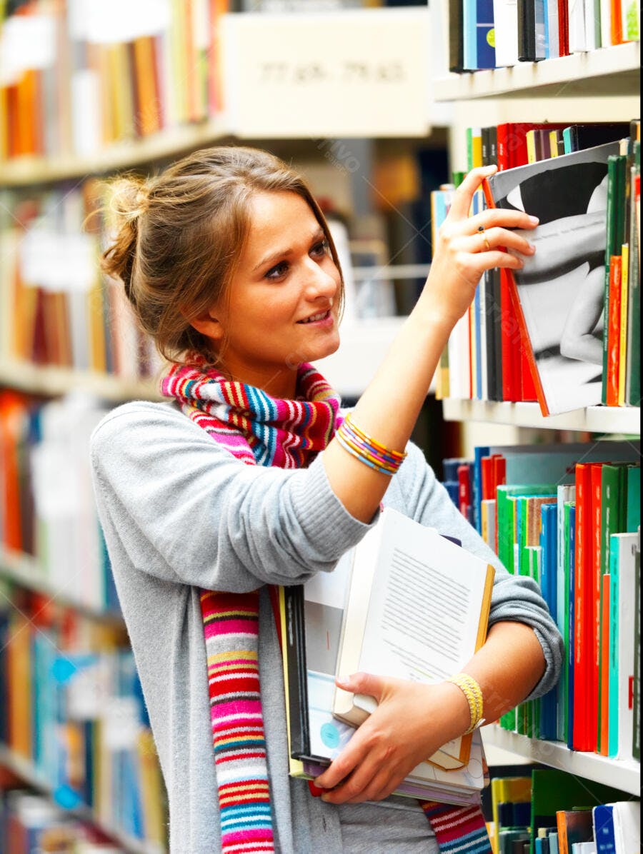 Estudante selecionando livros em biblioteca