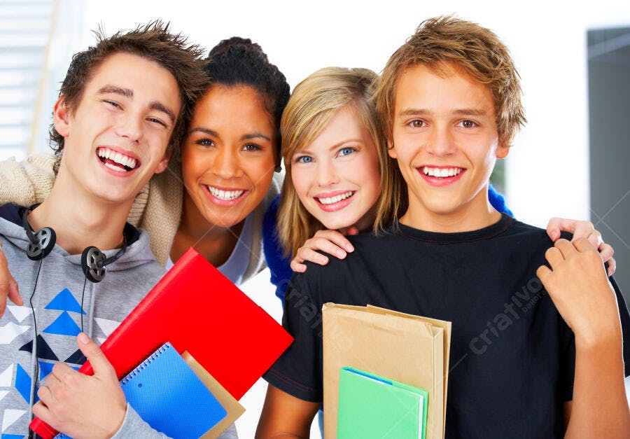 Adolescentes felizes com livros e cadernos
